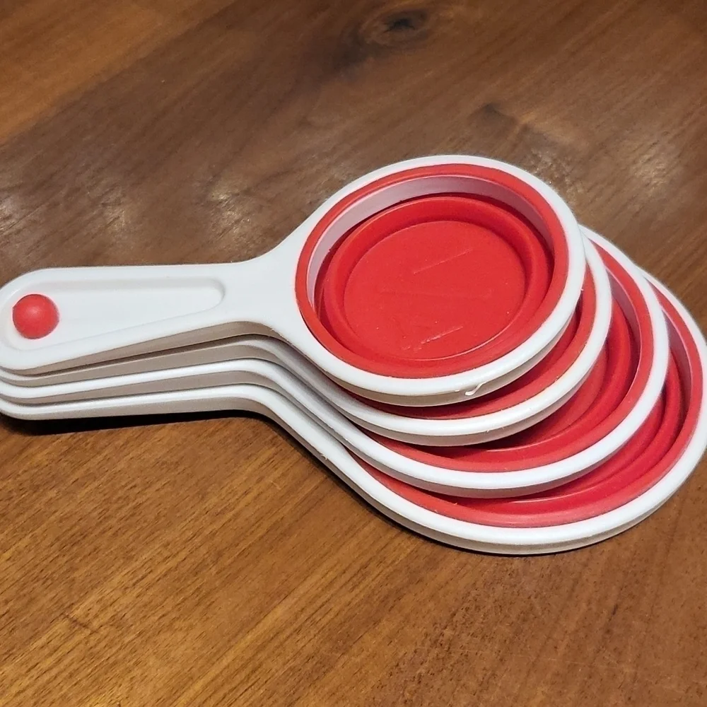 Collapsible measuring cup set